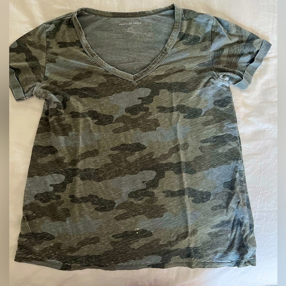 AMERICAN EAGLE CAMO V-NECK